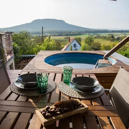 Naphoz Holddal * Kisapati